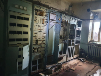 Оборудование в заброшенном помещении