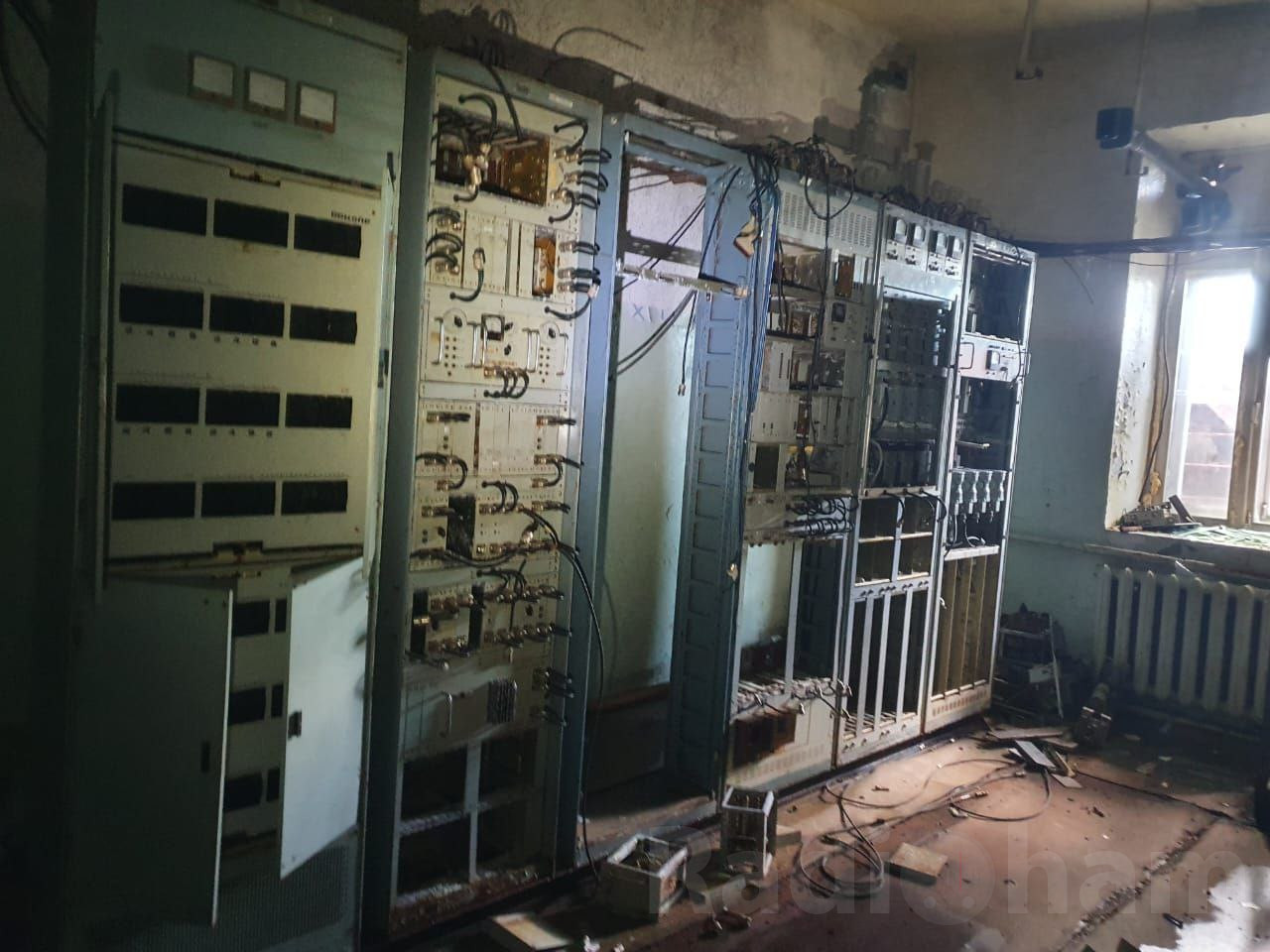 Оборудование в заброшенном помещении