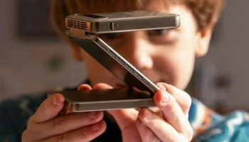Нет, это не очередной складной смартфон. Представлен первый в мире портативный проектор в уникальном корпусе раскладушки Aurzen Zip