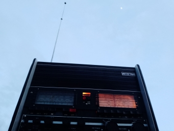 Радиоприемник Интеграл на фоне неба