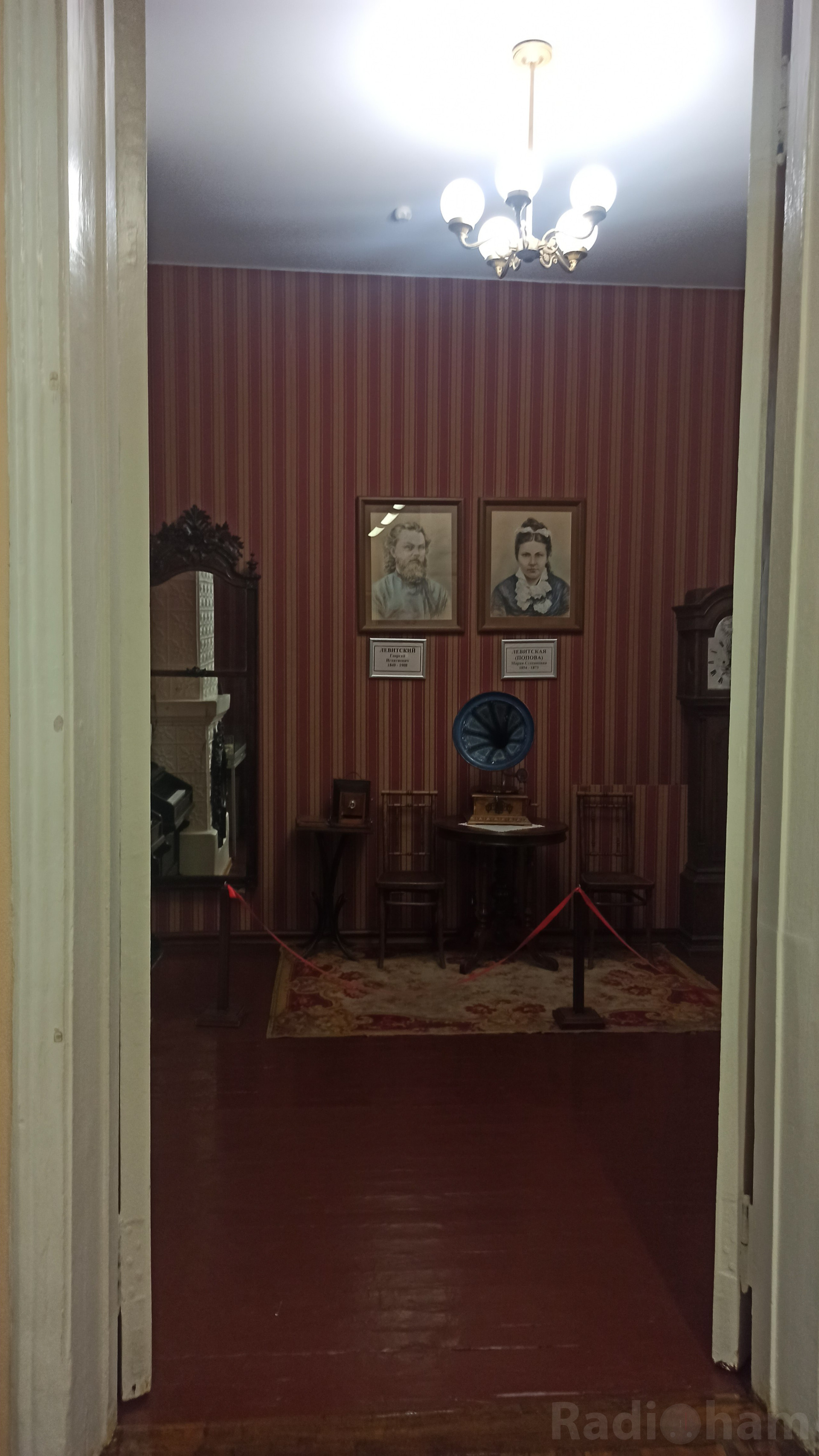 Портреты семья Левитских, граммофон, часы