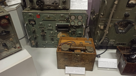 Радиоприемник "Р 252" (Долина), полевой телефон FF - 33, полевой телефон FF - 17